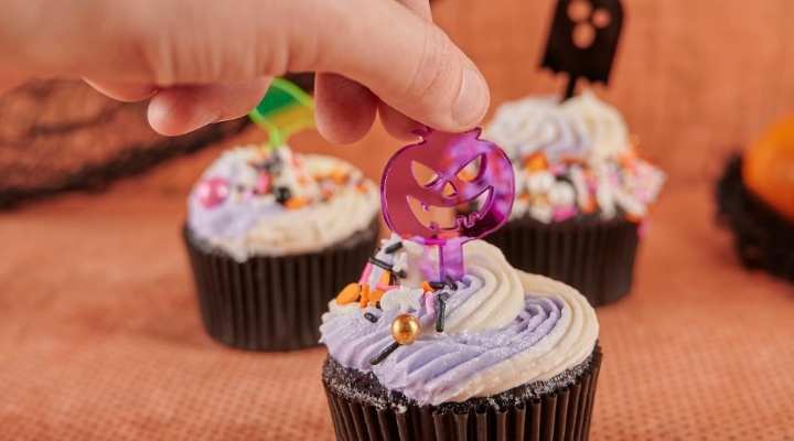 Spoopy Giveaway Short sticks on cupcakes
